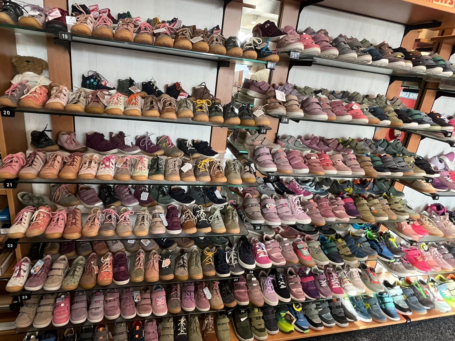 Kinderschuhe im Regal Schuhgeschäft