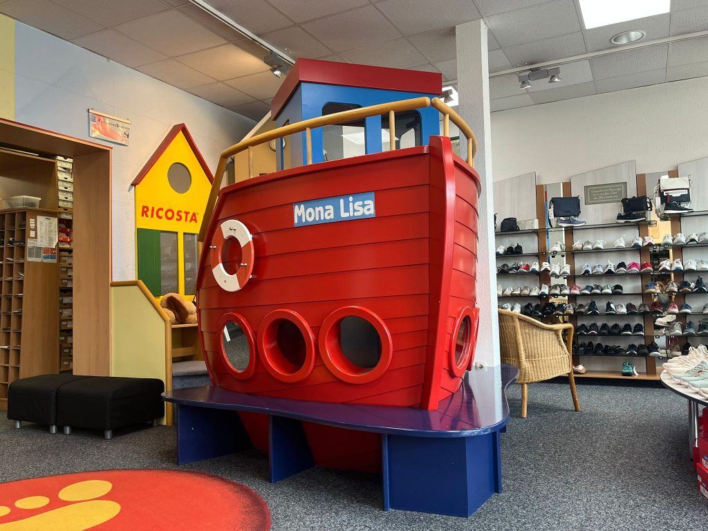 Kinderschiff Klettergerüst für Kinder im Schuhgeschäft