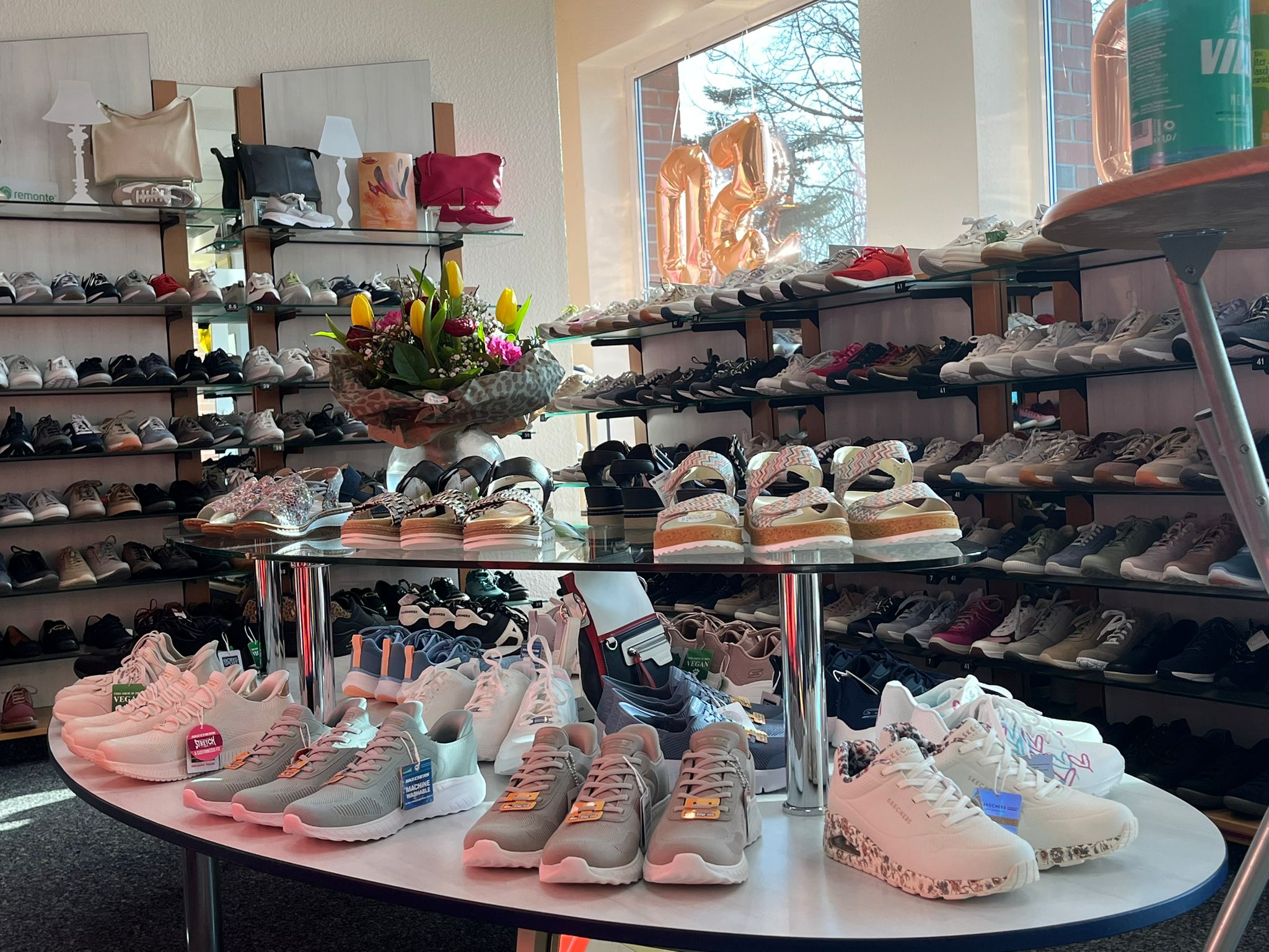 Schuhregal Schuhe auf Schuhpodest im Schuhgeschäft